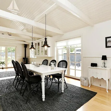 Three-bedroom Holiday In 13 *