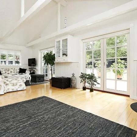 Three-bedroom Holiday In 13