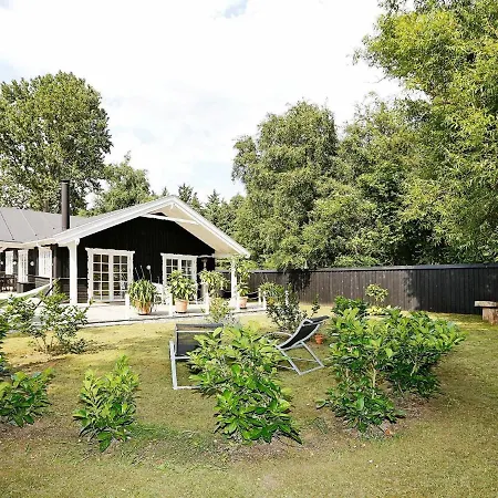 Three-bedroom Holiday In 13 *