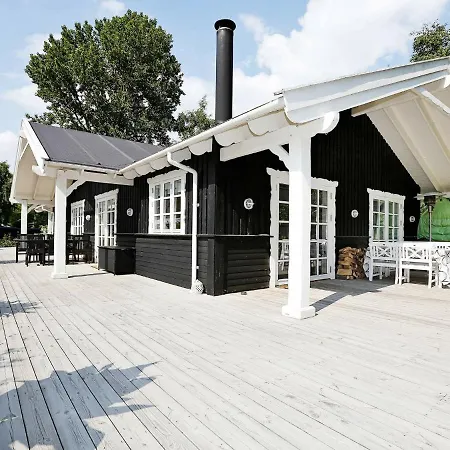 Three-bedroom Holiday In 13